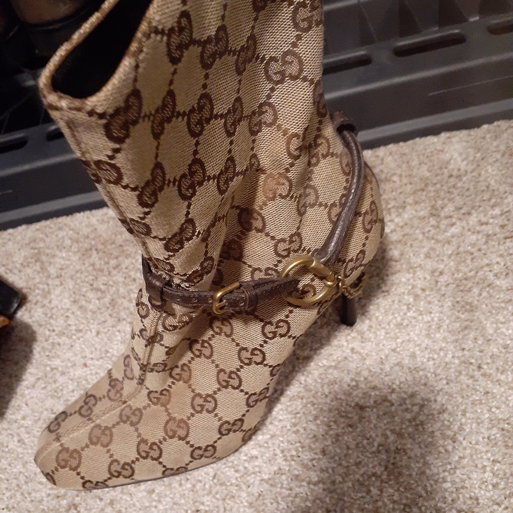 Women Gucci boots 8.5